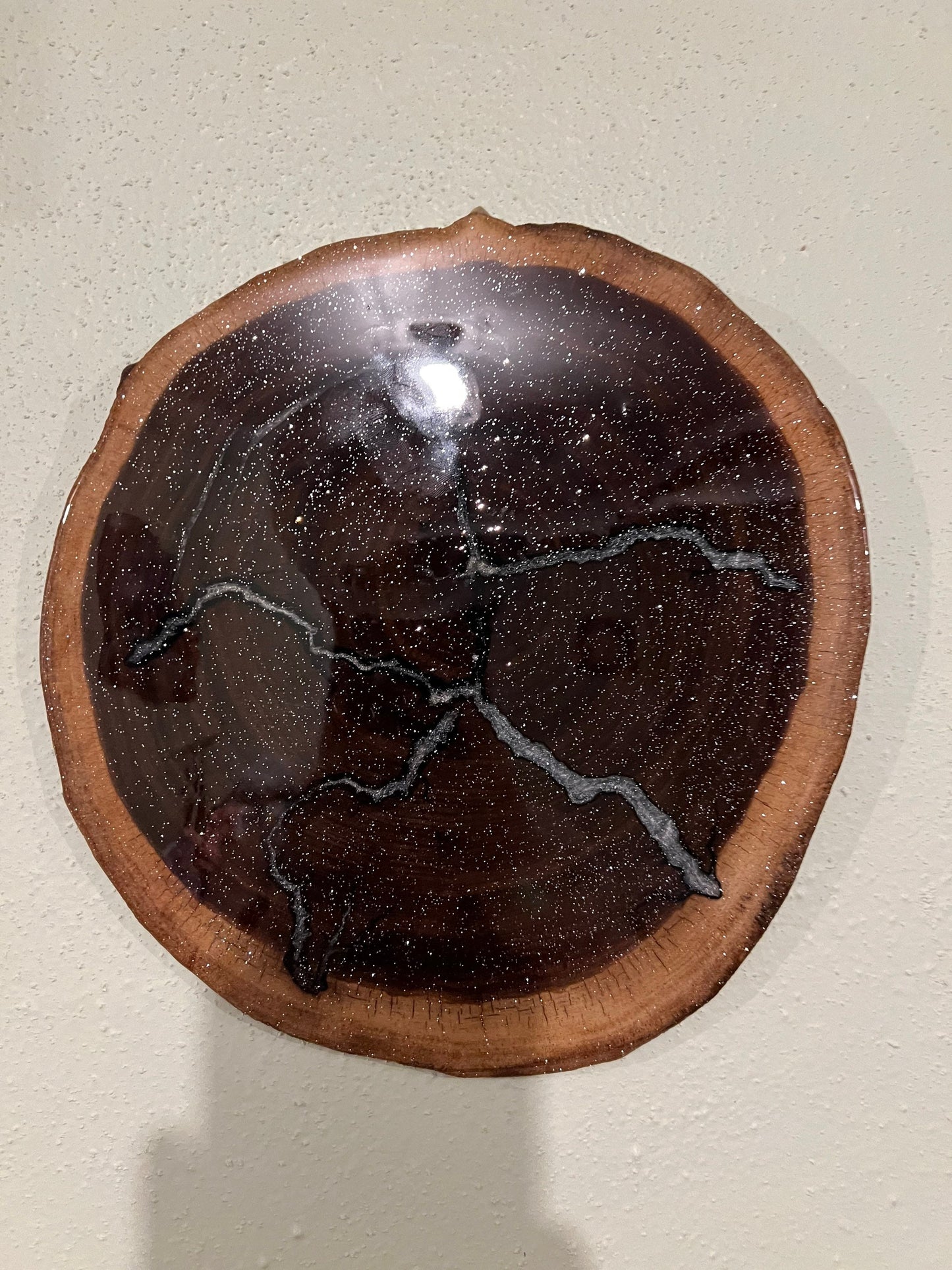 Walnut slice with Lichtenberg fracturing and epoxy resin