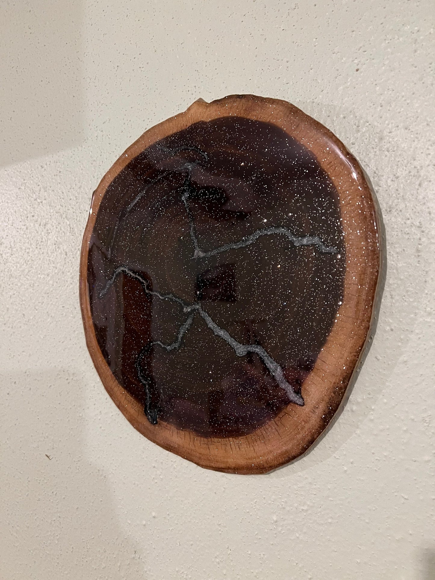 Walnut slice with Lichtenberg fracturing and epoxy resin