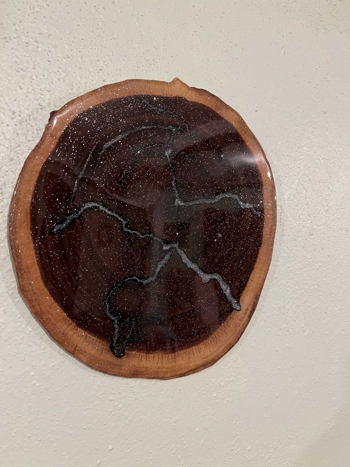 Walnut slice with Lichtenberg fracturing and epoxy resin